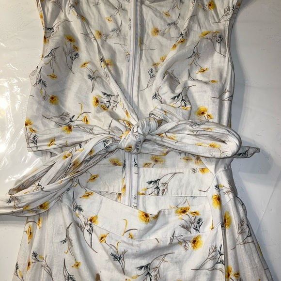 Cute Summery Flowy Dress With TieKnot In The Front - Picture 3 of 5